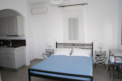 Studio 5 with double metallic bed and kitchenette