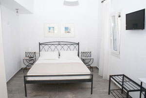 Δωμάτιο με διπλό μεταλλικό κρεβάτι