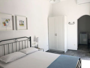 Room with double metallic bed