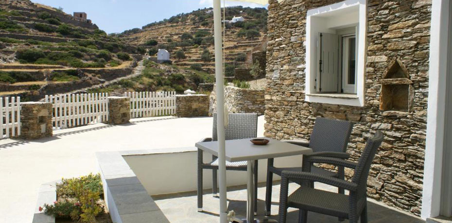Veranda of a room at Petra and Fos in Sifnos